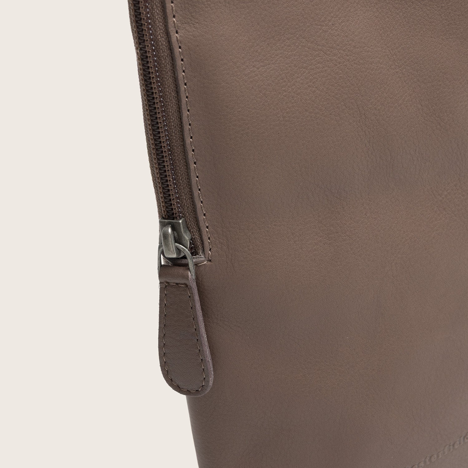 Leren Sling Bag Donker Taupe Isley