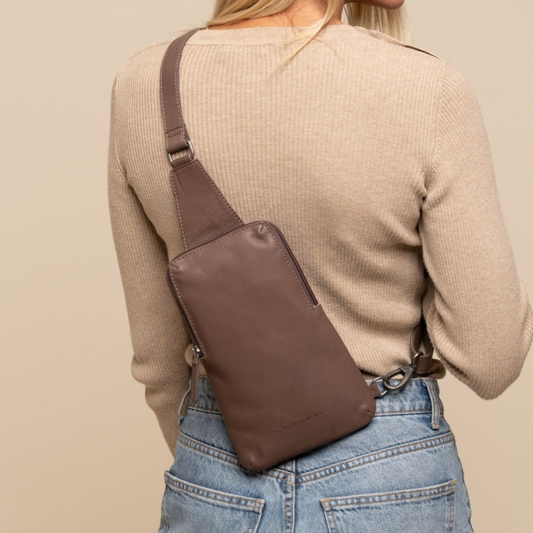 Leren Sling Bag Donker Taupe Isley