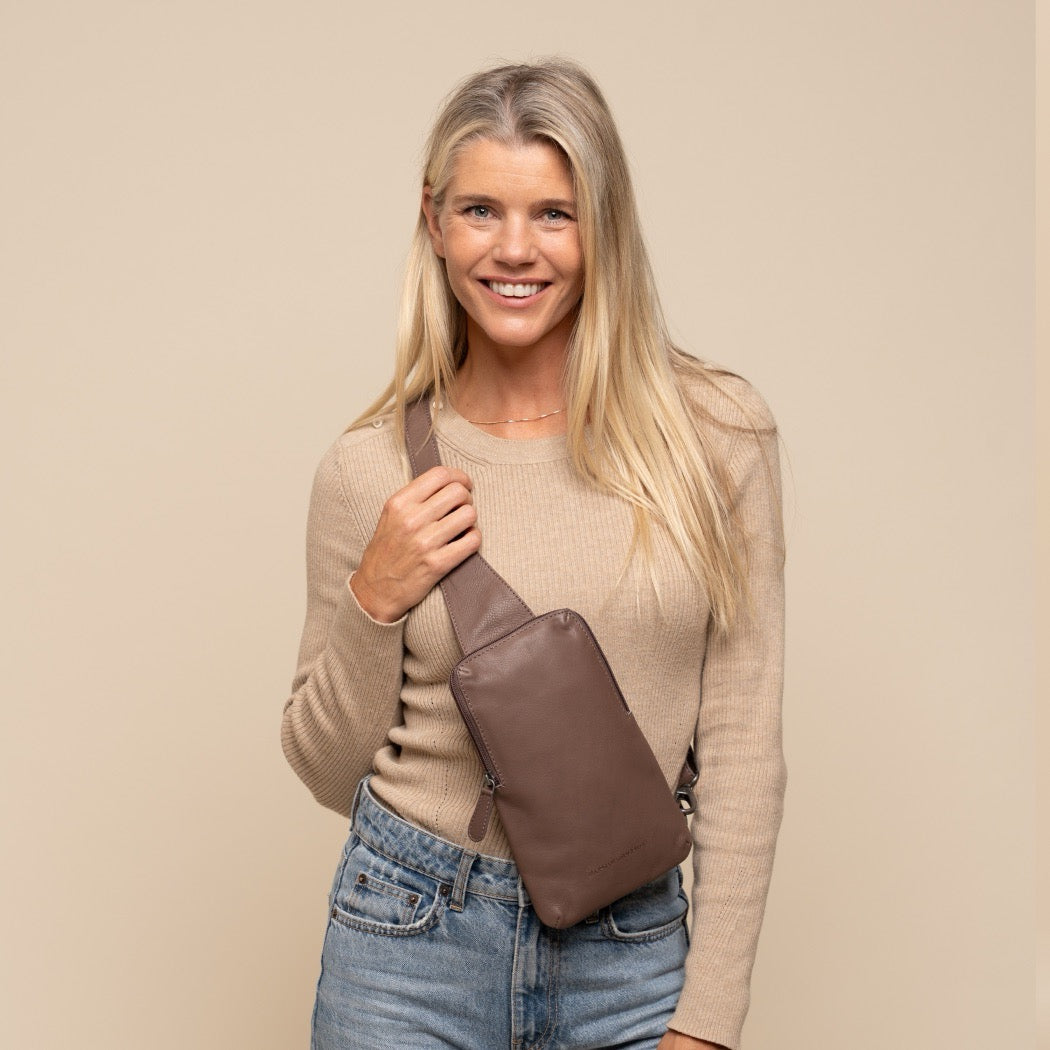 Leren Sling Bag Donker Taupe Isley
