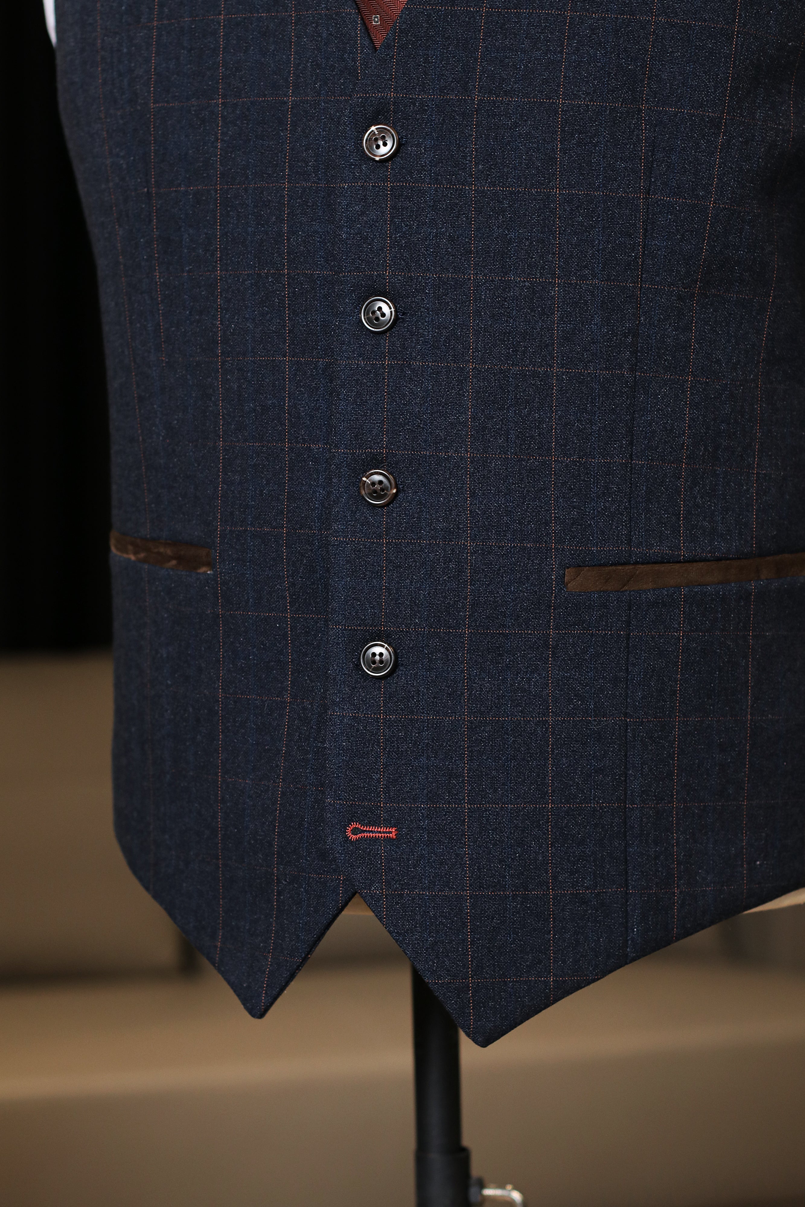 knopen-detail-navy-geruit